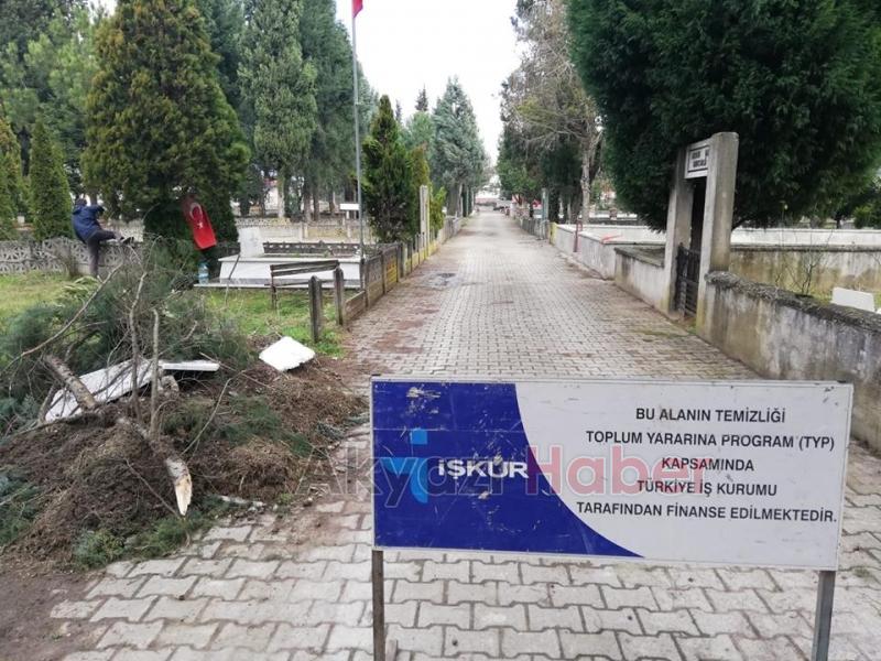 Akyazıda mezarlık bakımları yapılıyor