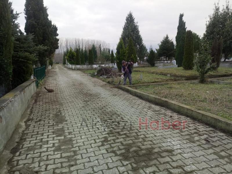 Akyazıda mezarlık bakımları yapılıyor