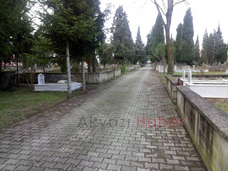 Akyazıda mezarlık bakımları yapılıyor