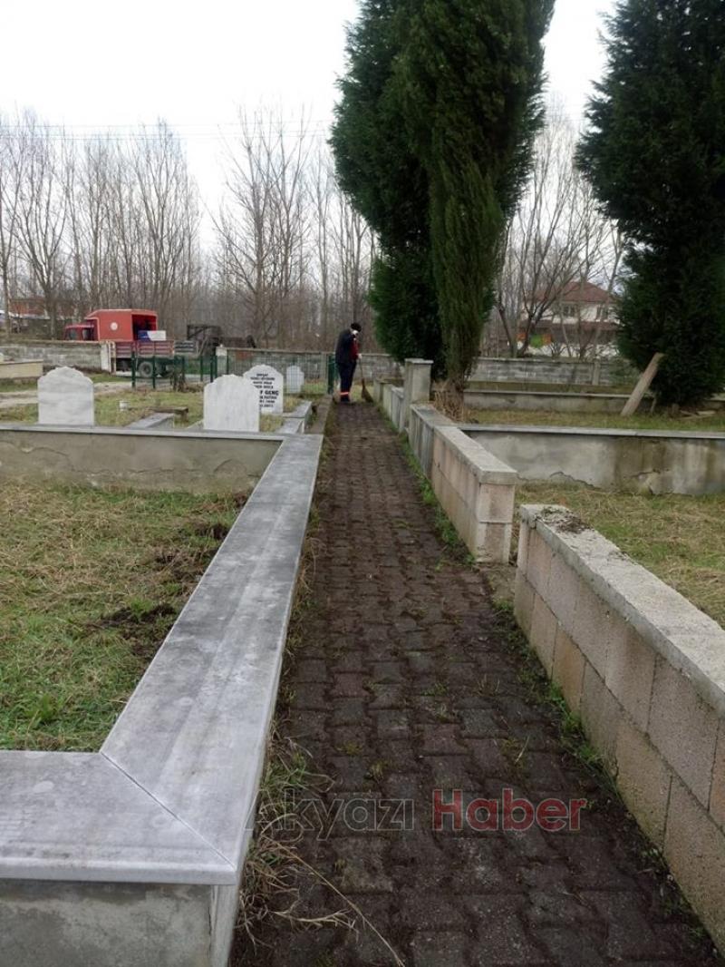 Akyazıda mezarlık bakımları yapılıyor