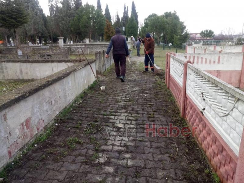 Akyazıda mezarlık bakımları yapılıyor