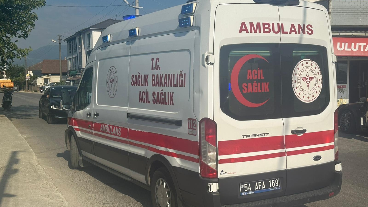 Akyazı’da motosiklet ile otomobil çarpıştı: 1 yaralı