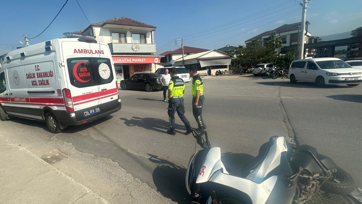 Akyazı’da motosiklet ile otomobil çarpıştı: 1 yaralı