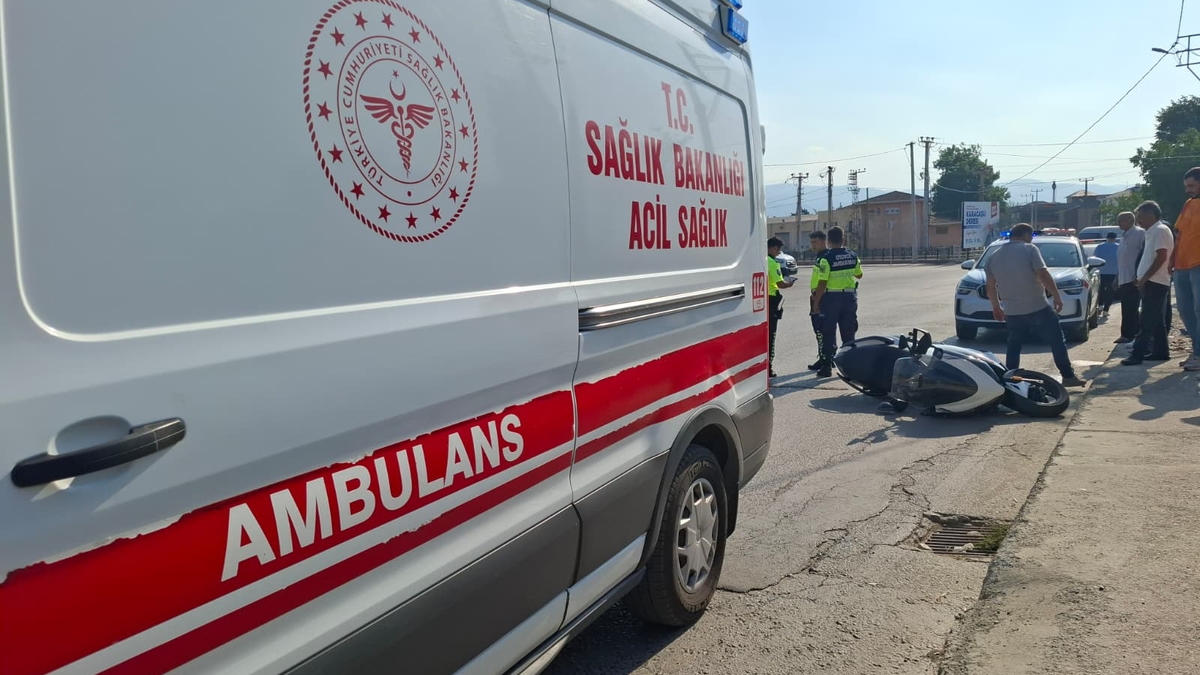 Akyazı’da motosiklet ile otomobil çarpıştı: 1 yaralı