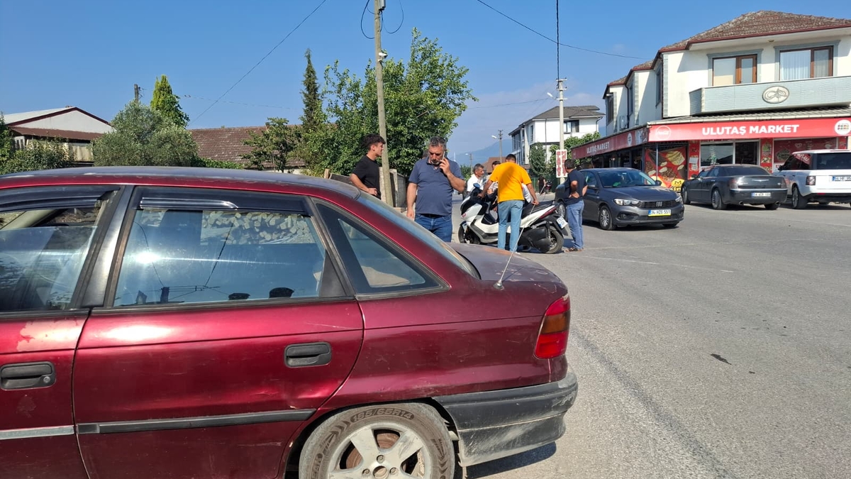 Akyazı’da motosiklet ile otomobil çarpıştı: 1 yaralı