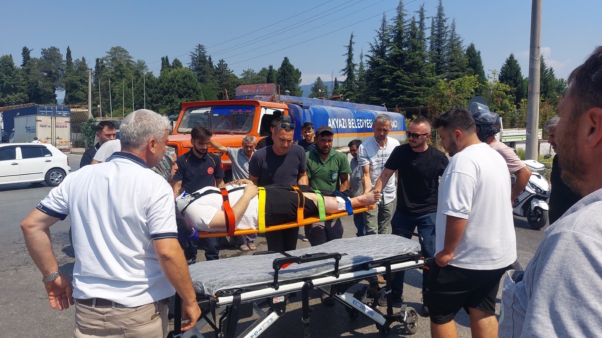 Akyazı’da motosiklet sulama tankeri ile çarpıştı