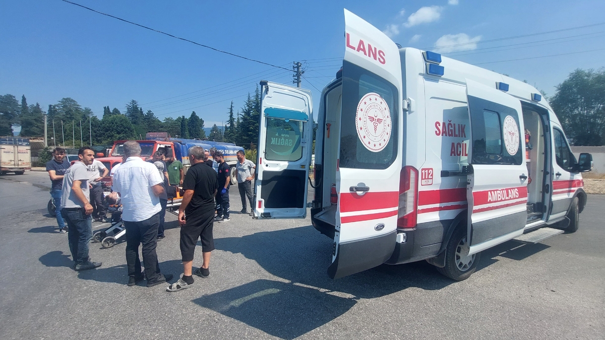 Akyazı’da motosiklet sulama tankeri ile çarpıştı