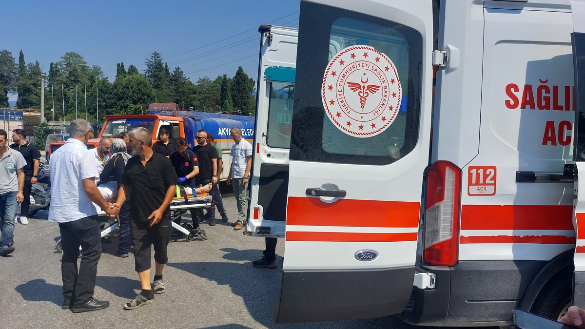 Akyazı’da motosiklet sulama tankeri ile çarpıştı