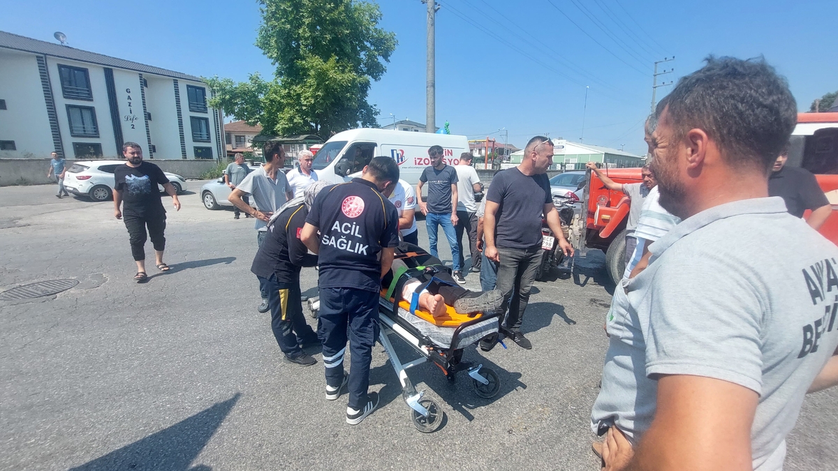 Akyazı’da motosiklet sulama tankeri ile çarpıştı