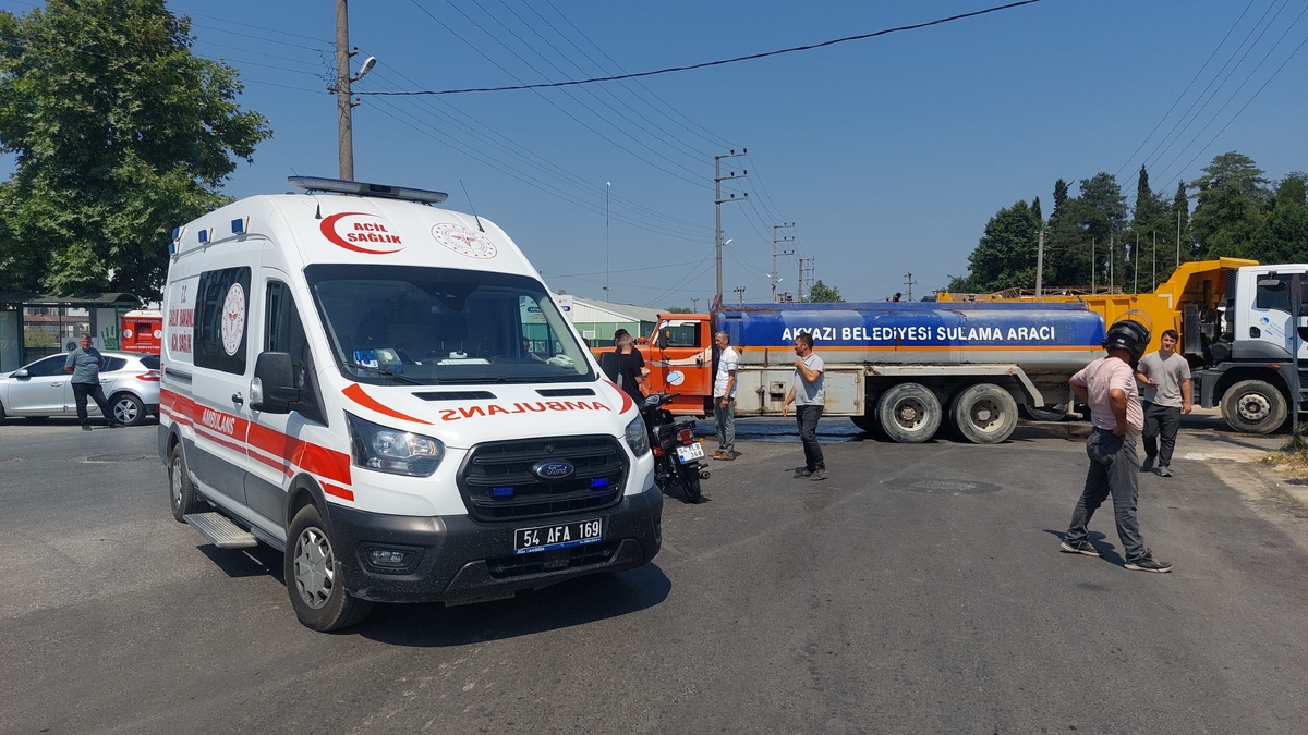 Akyazı’da motosiklet sulama tankeri ile çarpıştı
