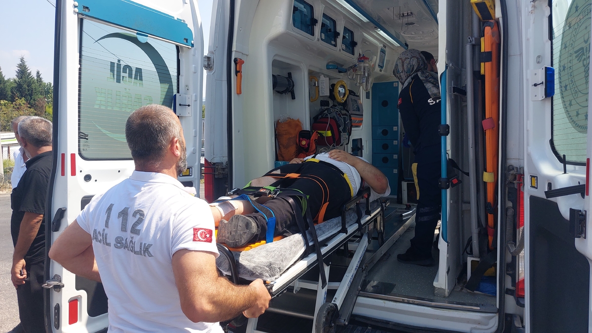 Akyazı’da motosiklet sulama tankeri ile çarpıştı