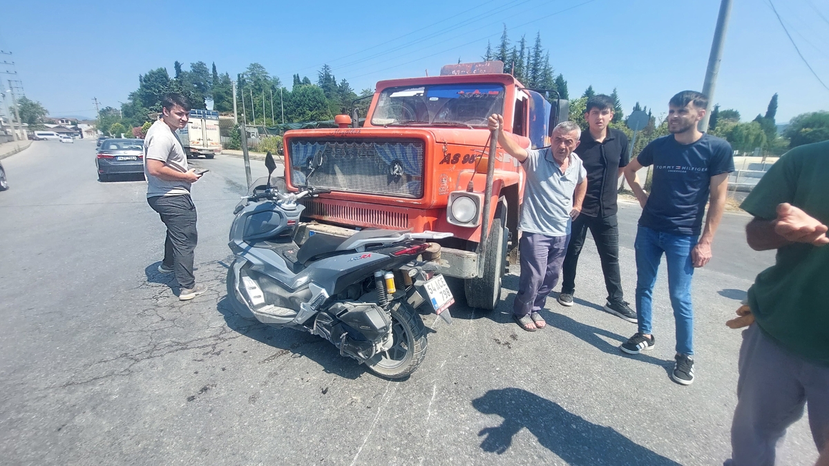 Akyazı’da motosiklet sulama tankeri ile çarpıştı