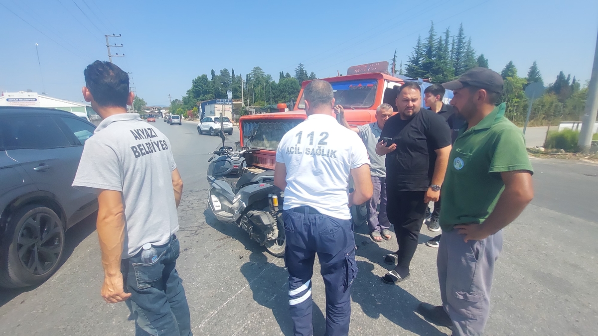 Akyazı’da motosiklet sulama tankeri ile çarpıştı