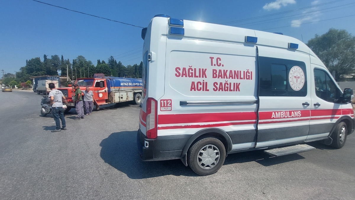 Akyazı’da motosiklet sulama tankeri ile çarpıştı
