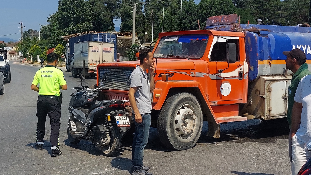 Akyazı’da motosiklet sulama tankeri ile çarpıştı