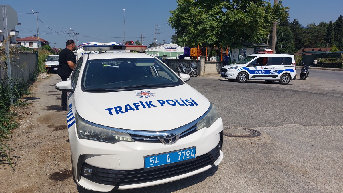 Akyazı’da motosiklet sulama tankeri ile çarpıştı