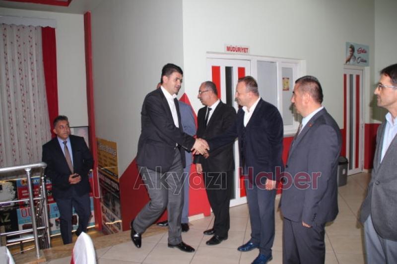 Akyazı'da Muhtarlar Yemek Etkinliğinde Buluştu