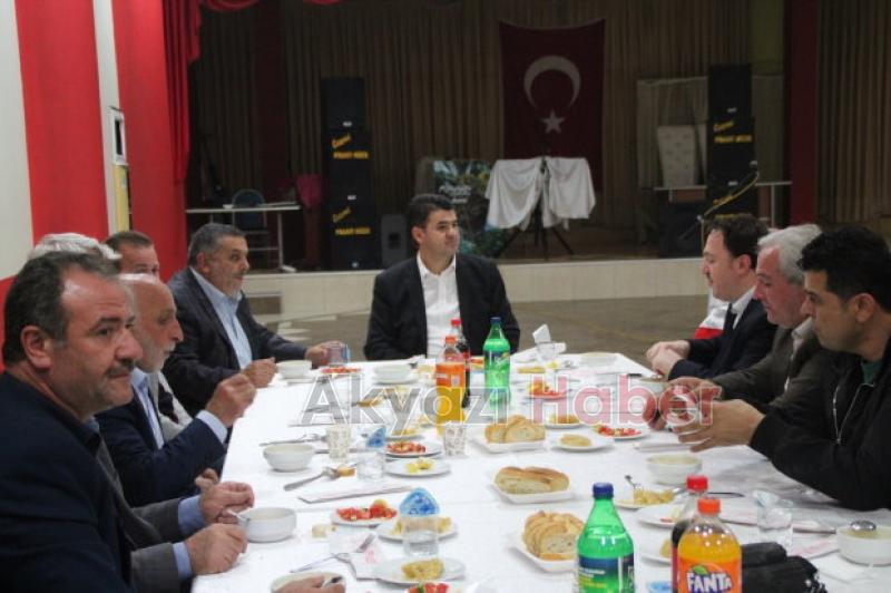 Akyazı'da Muhtarlar Yemek Etkinliğinde Buluştu