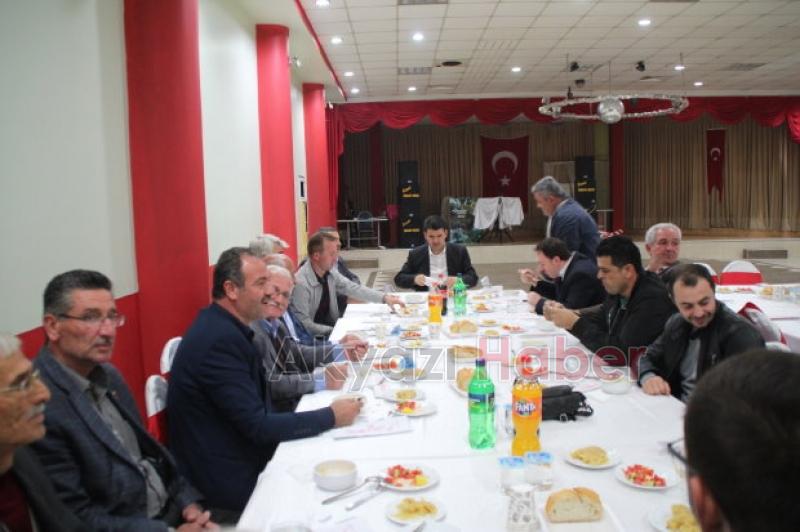 Akyazı'da Muhtarlar Yemek Etkinliğinde Buluştu