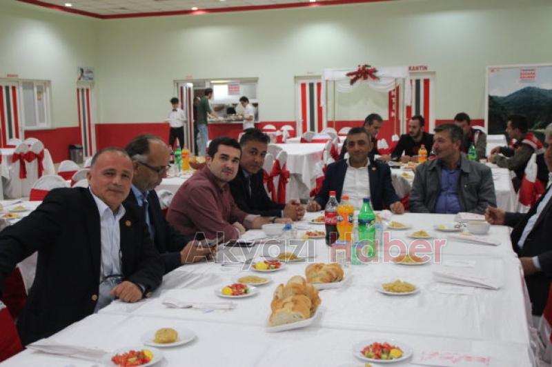 Akyazı'da Muhtarlar Yemek Etkinliğinde Buluştu
