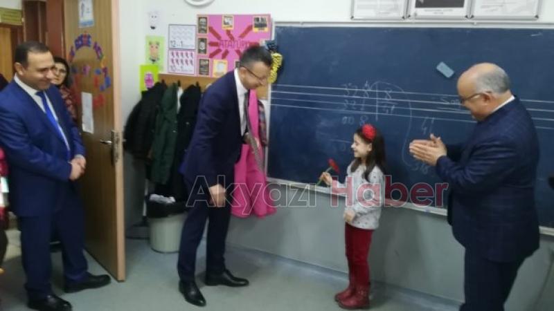 Akyazıda öğrenciler karne heyecanı yaşadı