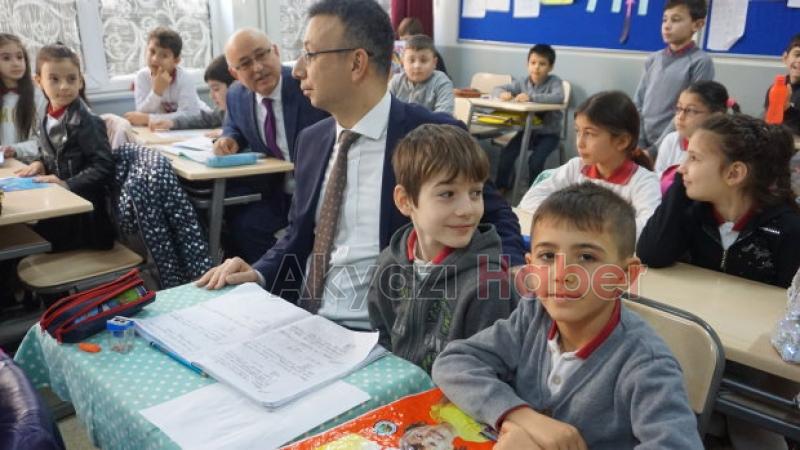 Akyazıda öğrenciler karne heyecanı yaşadı