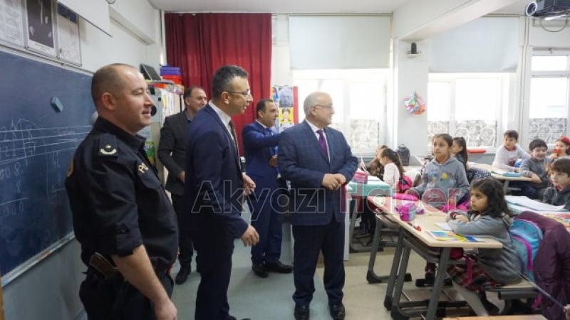 Akyazıda öğrenciler karne heyecanı yaşadı