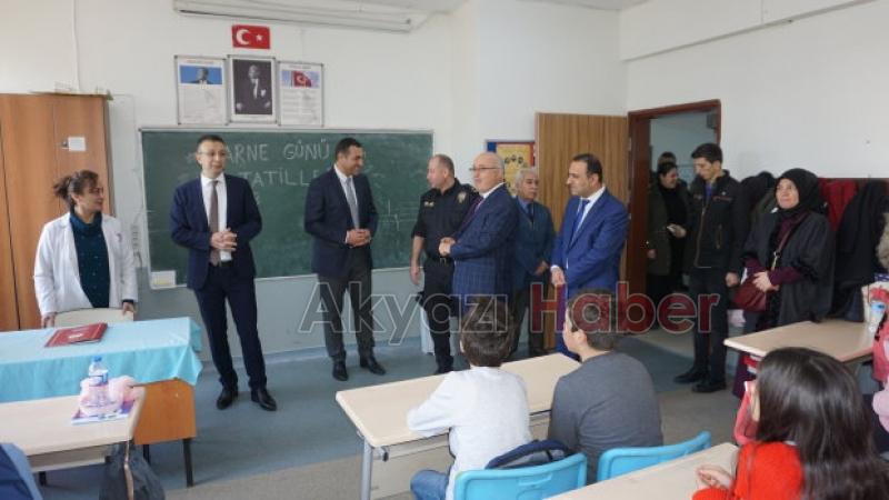 Akyazıda öğrenciler karne heyecanı yaşadı