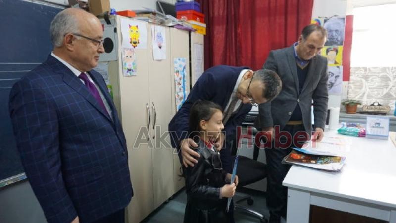 Akyazıda öğrenciler karne heyecanı yaşadı