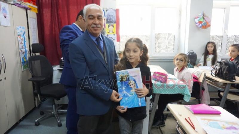 Akyazıda öğrenciler karne heyecanı yaşadı