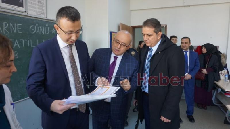 Akyazıda öğrenciler karne heyecanı yaşadı