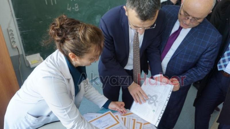 Akyazıda öğrenciler karne heyecanı yaşadı