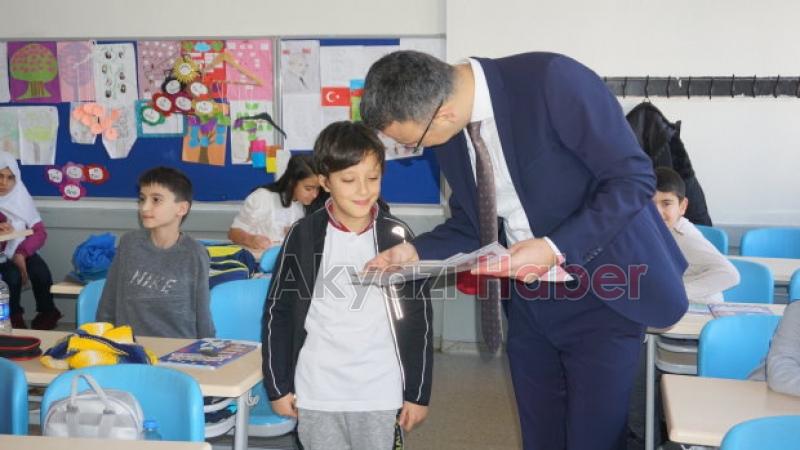 Akyazıda öğrenciler karne heyecanı yaşadı