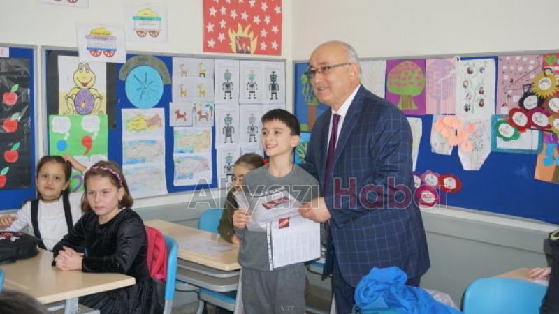 Akyazıda öğrenciler karne heyecanı yaşadı