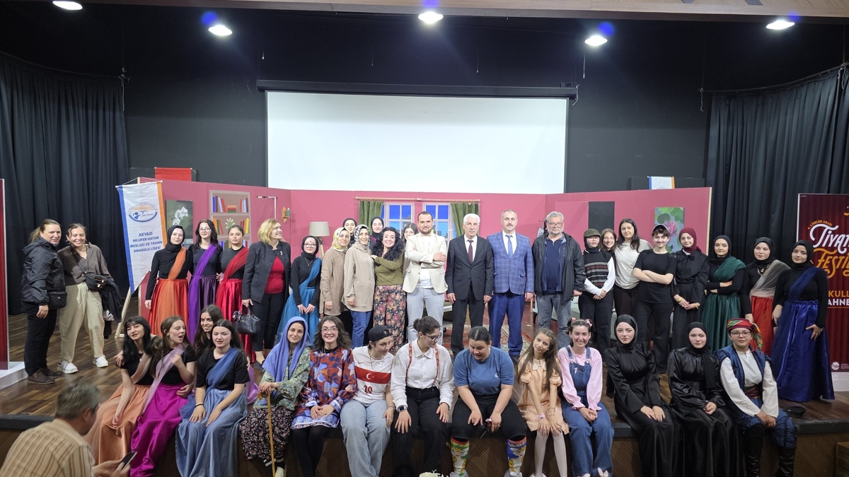 Akyazı’da öğrenciler tiyatro sahnesinde büyük beğeni topladı