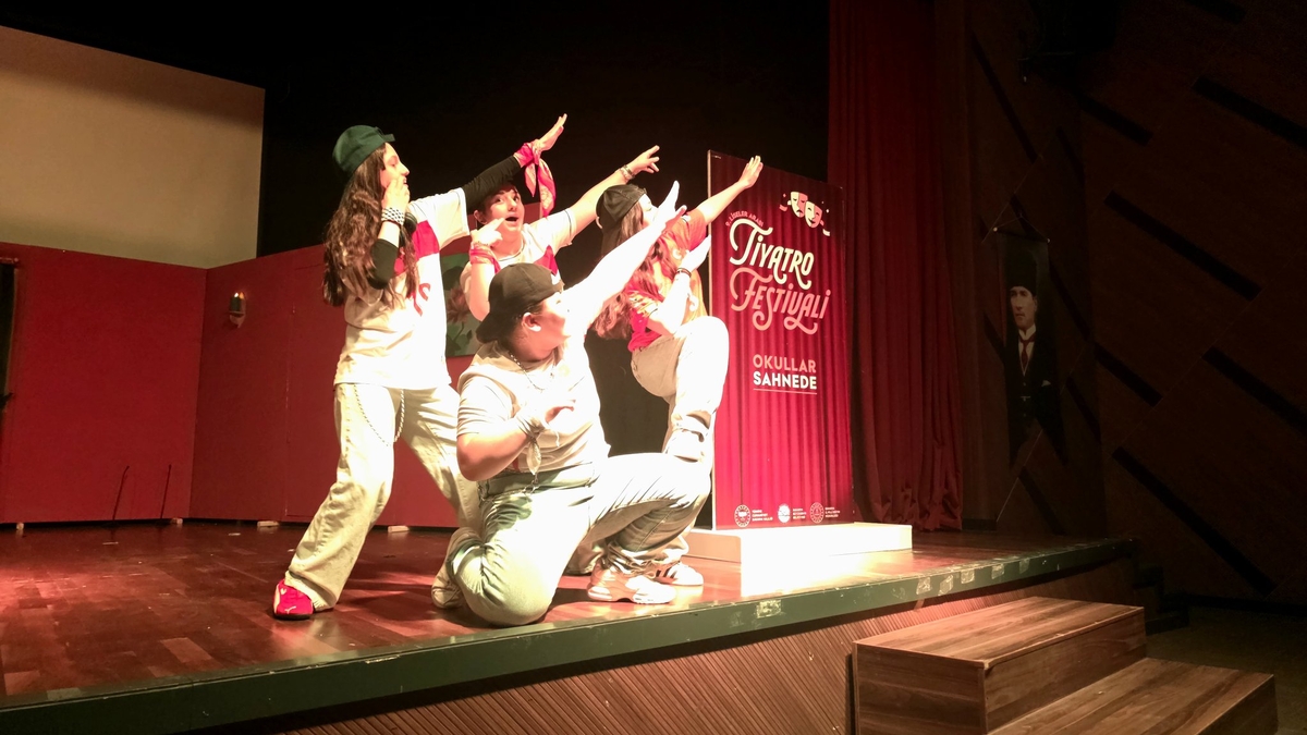 Akyazı’da öğrenciler tiyatro sahnesinde büyük beğeni topladı