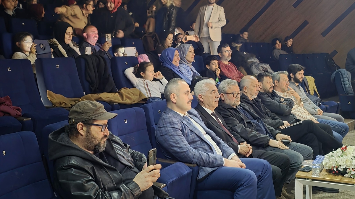 Akyazı’da öğrenciler tiyatro sahnesinde büyük beğeni topladı