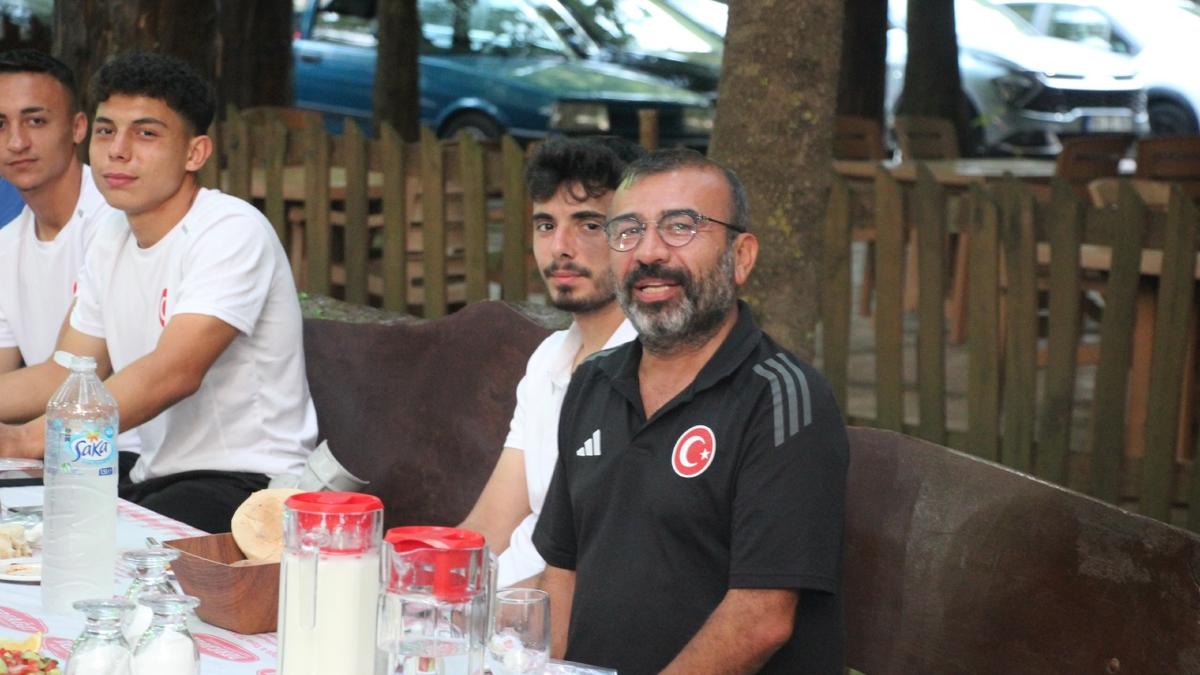 Akyazı’da Örnek Buluşma: Karaoğlan, Sporcularla Bir Arada