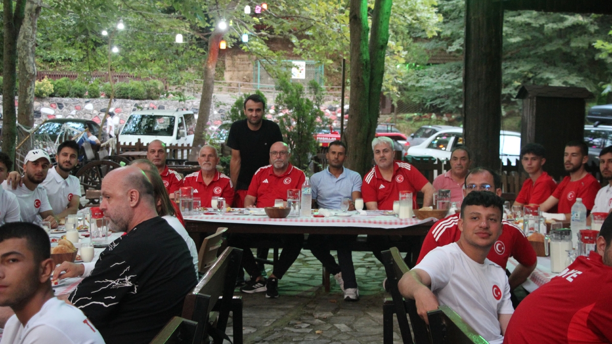 Akyazı’da Örnek Buluşma: Karaoğlan, Sporcularla Bir Arada
