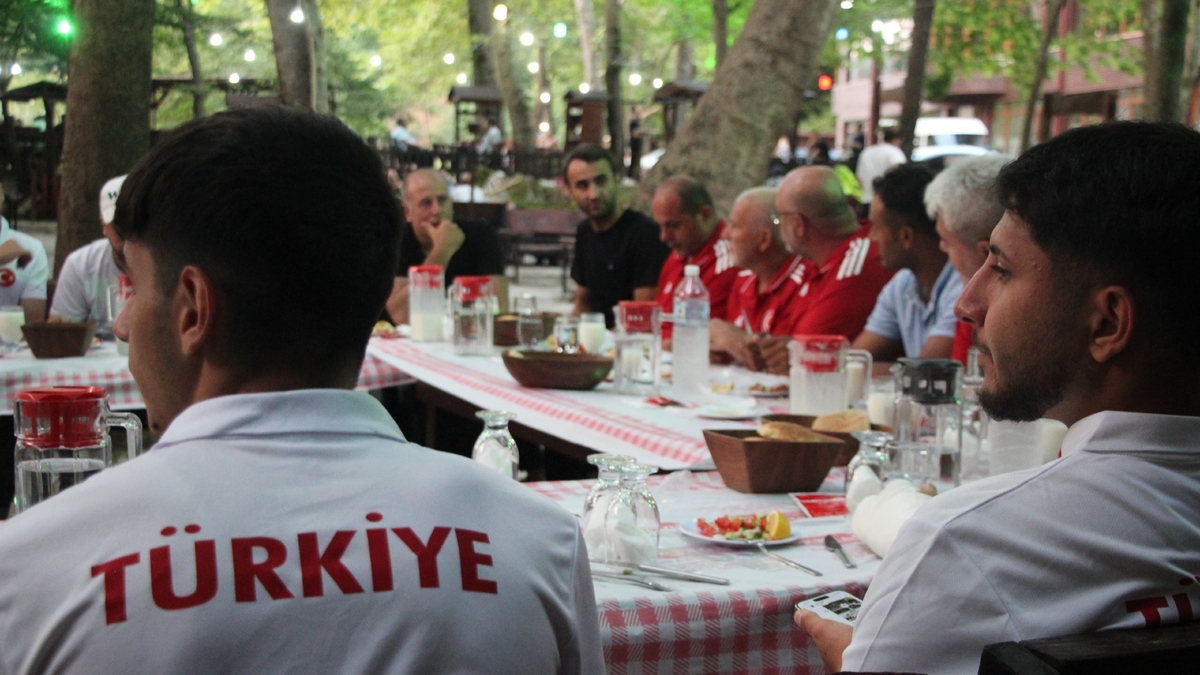 Akyazı’da Örnek Buluşma: Karaoğlan, Sporcularla Bir Arada