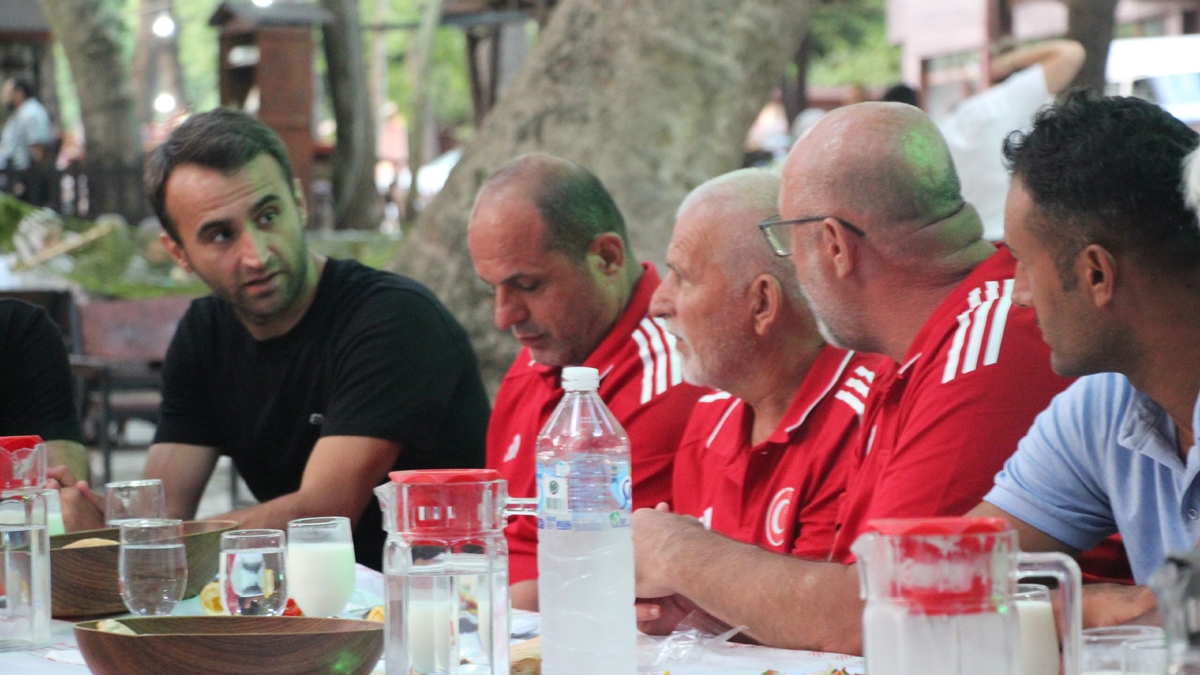 Akyazı’da Örnek Buluşma: Karaoğlan, Sporcularla Bir Arada