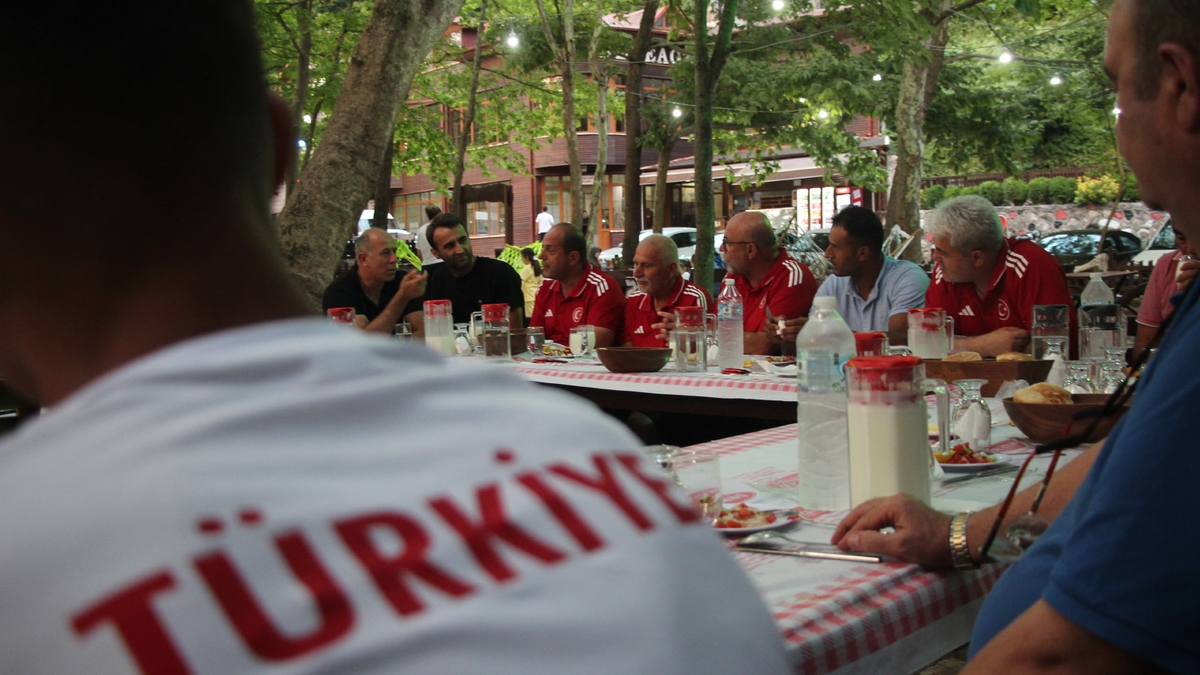 Akyazı’da Örnek Buluşma: Karaoğlan, Sporcularla Bir Arada