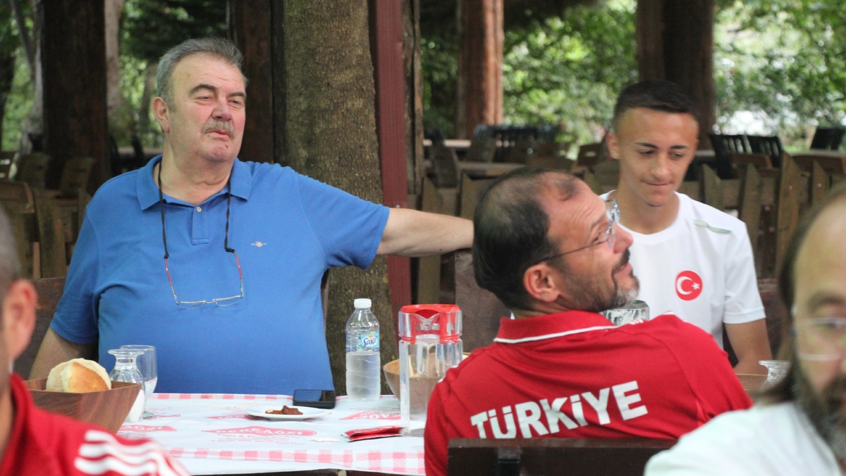 Akyazı’da Örnek Buluşma: Karaoğlan, Sporcularla Bir Arada