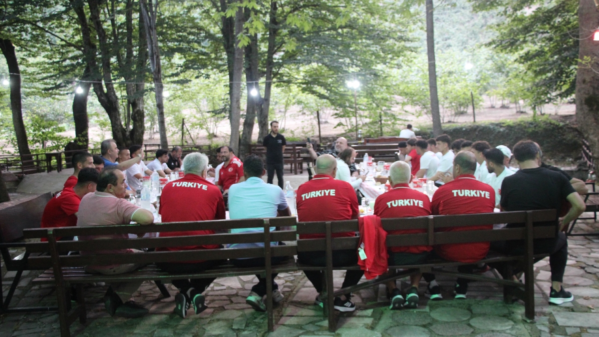 Akyazı’da Örnek Buluşma: Karaoğlan, Sporcularla Bir Arada