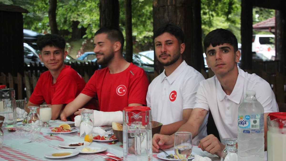 Akyazı’da Örnek Buluşma: Karaoğlan, Sporcularla Bir Arada