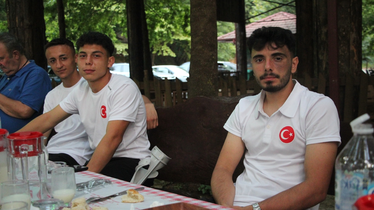 Akyazı’da Örnek Buluşma: Karaoğlan, Sporcularla Bir Arada