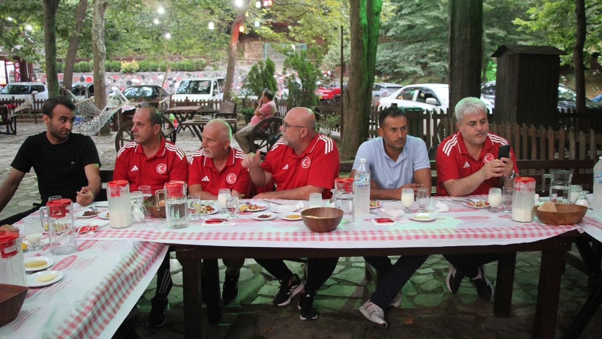 Akyazı’da Örnek Buluşma: Karaoğlan, Sporcularla Bir Arada