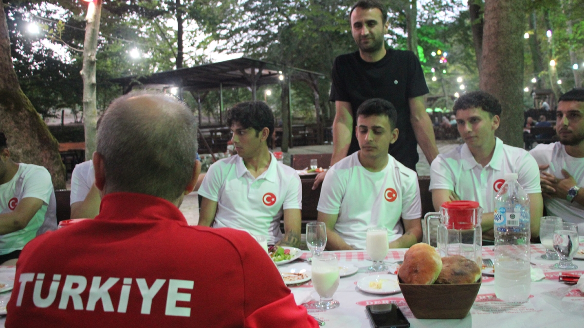 Akyazı’da Örnek Buluşma: Karaoğlan, Sporcularla Bir Arada