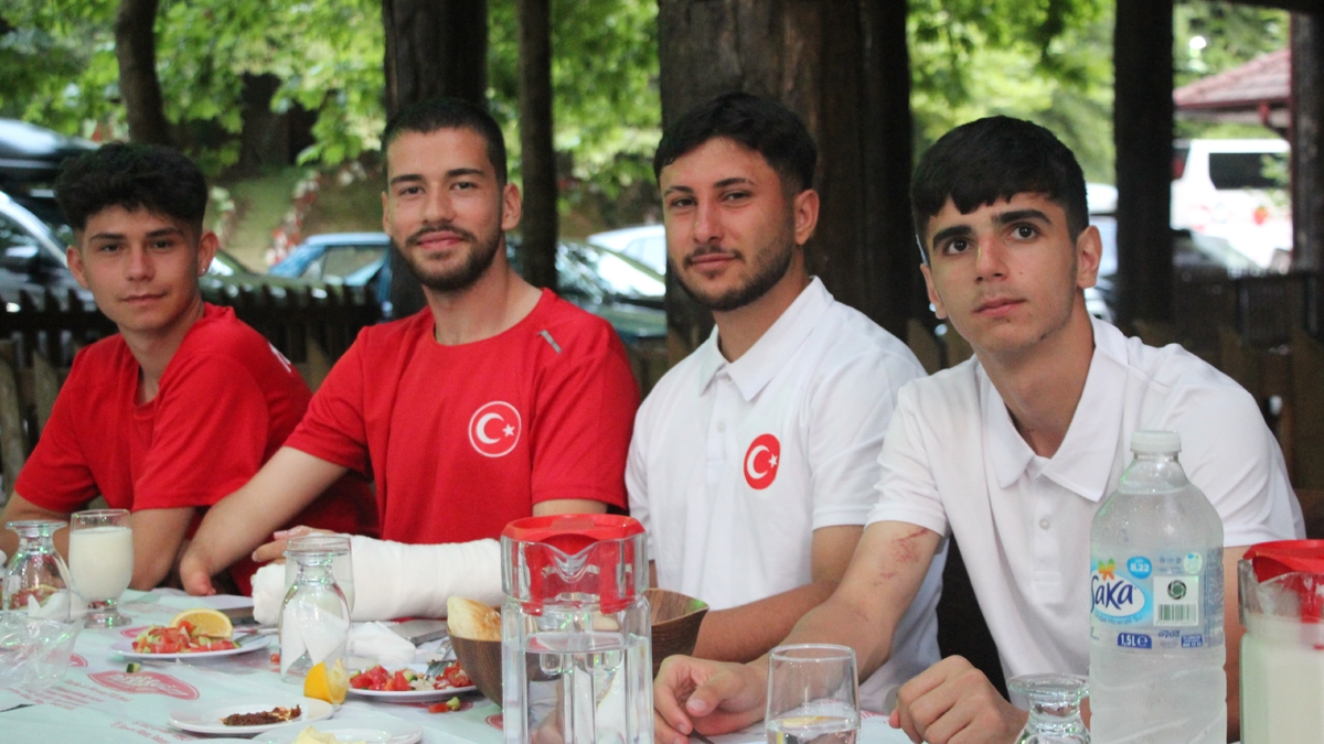 Akyazı’da Örnek Buluşma: Karaoğlan, Sporcularla Bir Arada