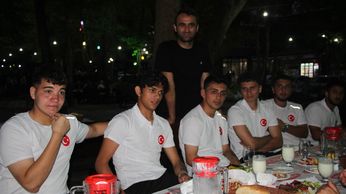 Akyazı’da Örnek Buluşma: Karaoğlan, Sporcularla Bir Arada